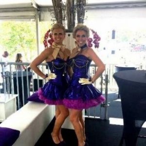 promotie mayworks paarse kostuums hostess bedazzled festival